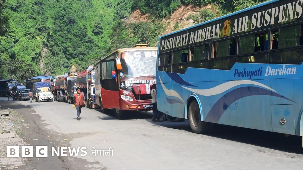 पहिरोले ठाउँठाउँमा सडक अवरुद्ध हुँदा दशैँका यात्रुलाई सास्ती, कहाँकहाँ अवरोध?