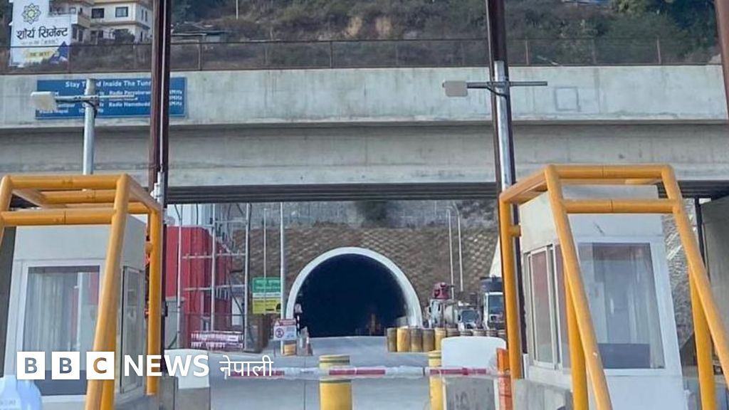 कुल २,६८८ मिटर लामो नागढुङ्गा सुरुङले नौबिसे-काठमाण्डू सडकखण्डको यात्रा करिब तीन किलोमिटर छोट्ट्याएर यात्रा अवधि औसत २० मिनेटमा झार्ने ठानिएको छ।
#BBCNepali #NagdhungaTunnel #Transportation