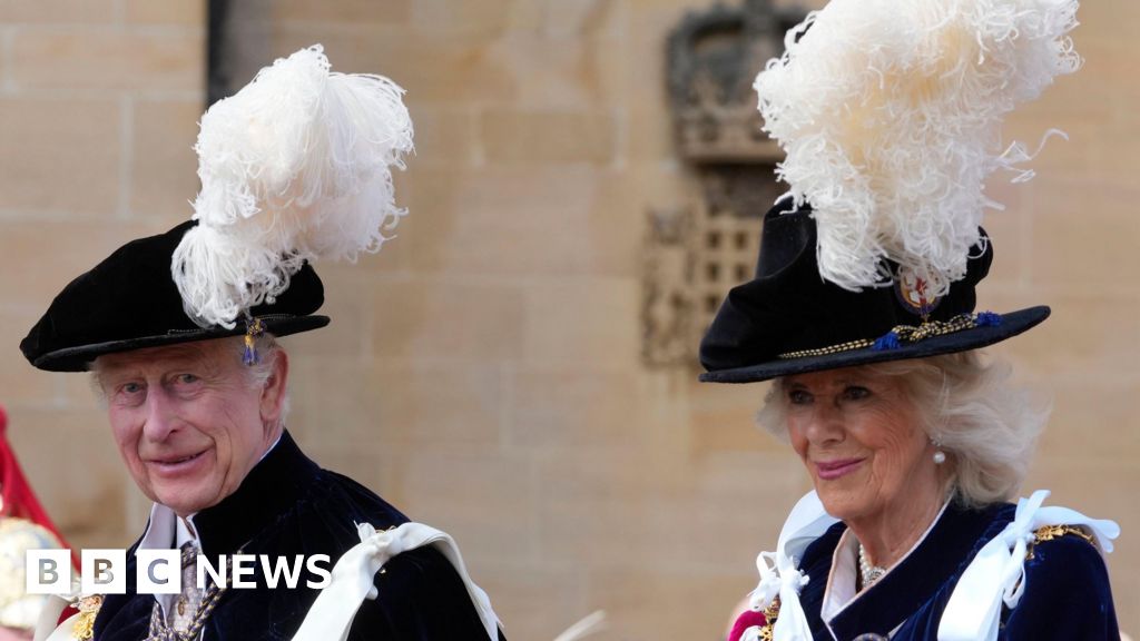 Koning Charles en koningin Camilla verschijnen bij de ceremonie van de Orde van de Kousenband