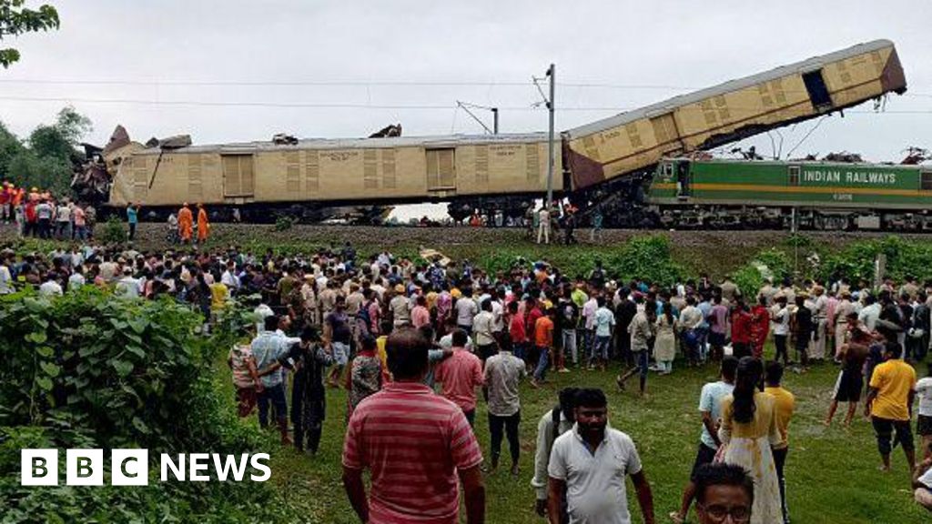 Десет загинали при влакова катастрофа в Индия