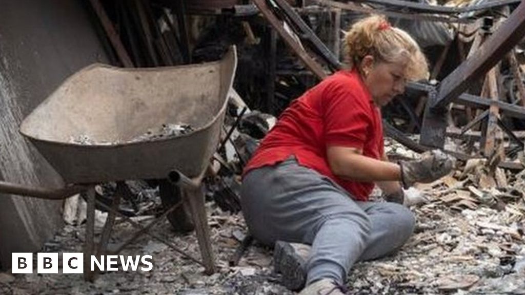 Cientos de desaparecidos mientras miles de casas arden