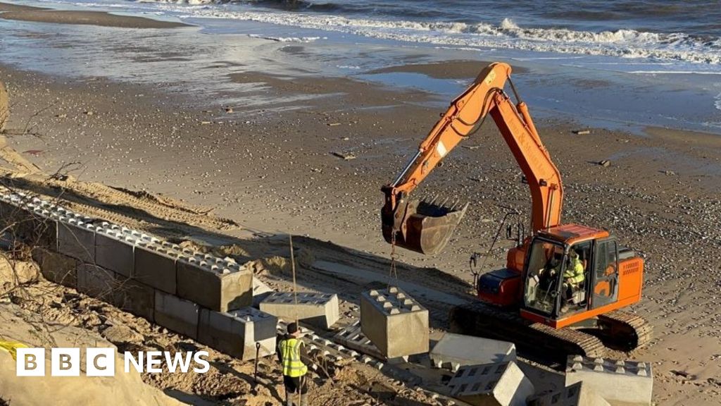 Hemsby: Preparations Under Way To Demolish Clifftop Homes - BBC News