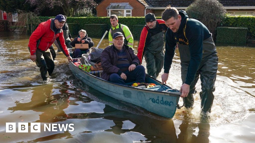 East Yorkshire flooding: Water threatens homes 
