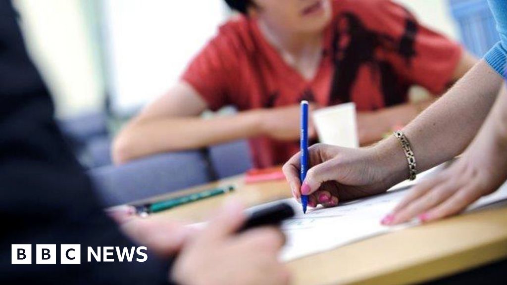 Scottish teachers and lecturers paid £600,000 in compensation - BBC News