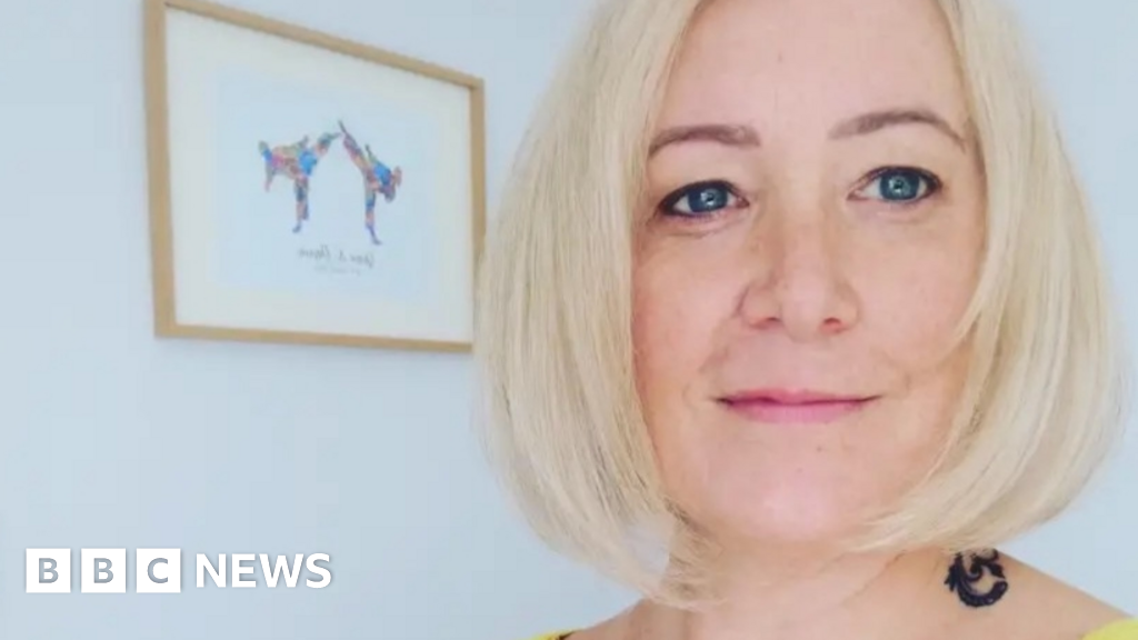 Cornwall bowel cancer survivor urges people to take NHS test