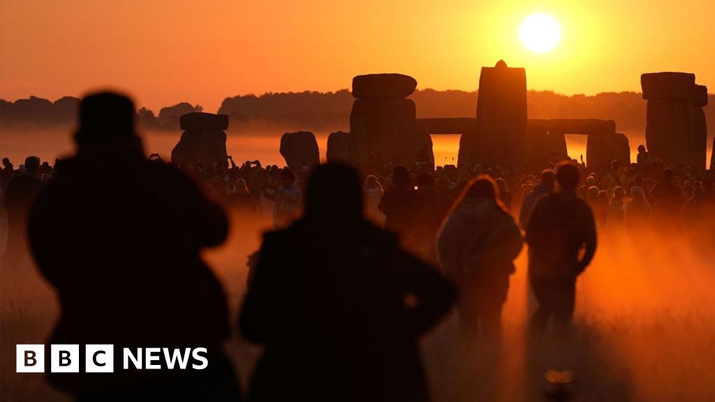 Stonehenge summer solstice sunrise attracts about 15,000 visitors