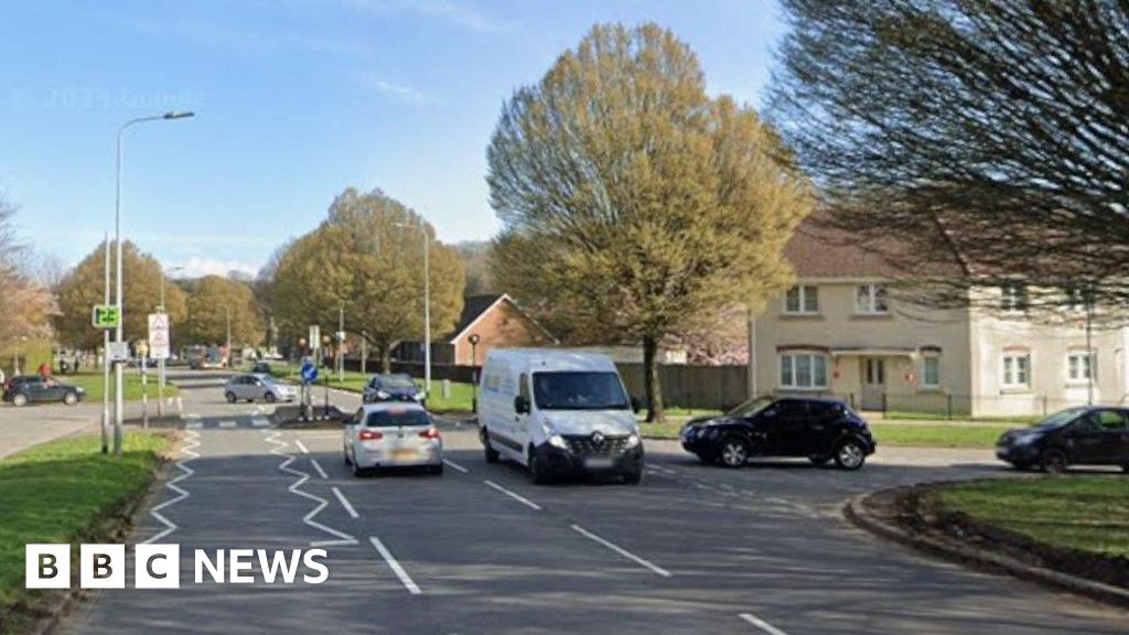 Car Hits Three Pedestrians Caerau Cardiff One Seriously Injured