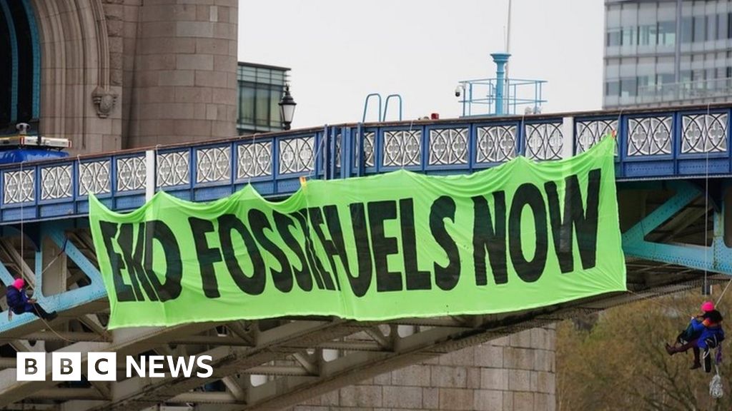 Tower Bridge: Extinction Rebellion activists cause closure