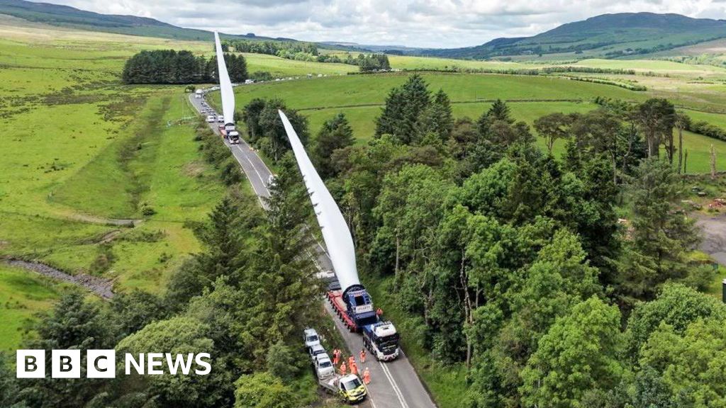 bbc.co.uk - Giancarlo Rinaldi - Giant turbine convoy makes first Sanquhar blade delivery