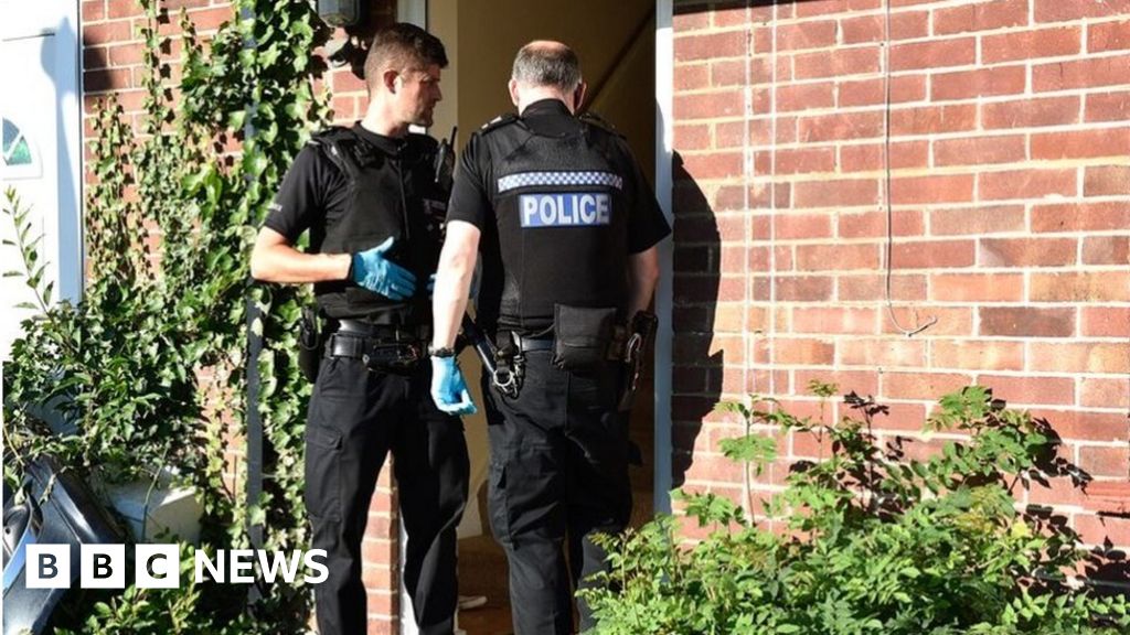 Nineteen Arrested After London And Berkshire Drug Raids Bbc News 9590