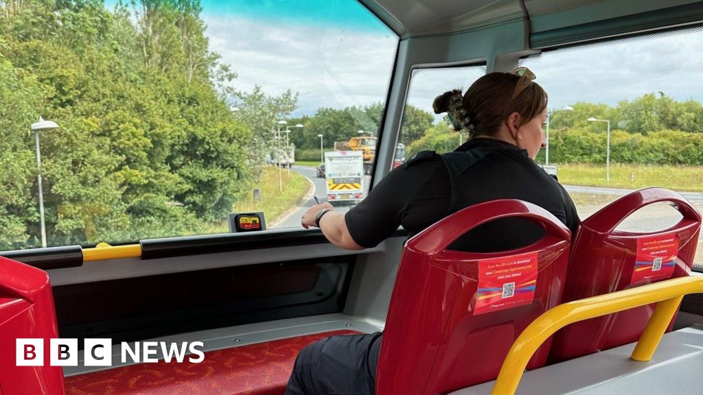 Police in Cambridge catch the bus to spot drivers on the phone - BBC News