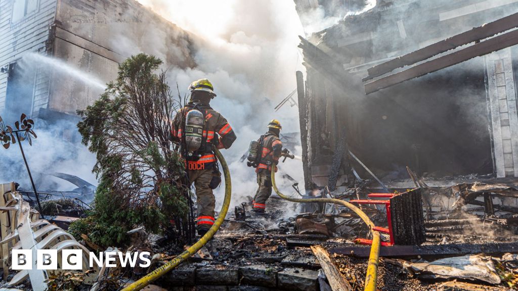 Three killed after small plane crashes into houses in Oregon