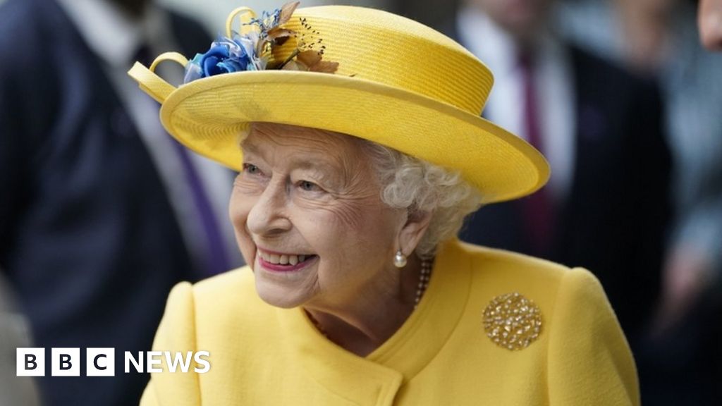 Elizabeth line: Queen makes surprise visit to Paddington Station – BBC