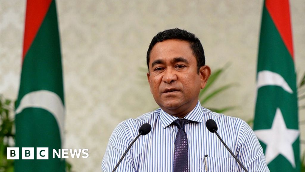 Maldives police disperse media protest