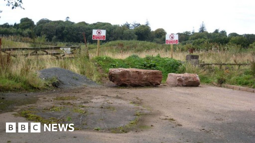 Wouldbe thieves crash £60,000 digger near Annan BBC News