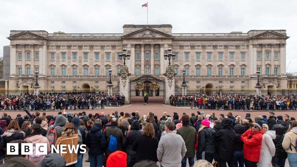 Coronavirus: UK before and after 'lockdown'