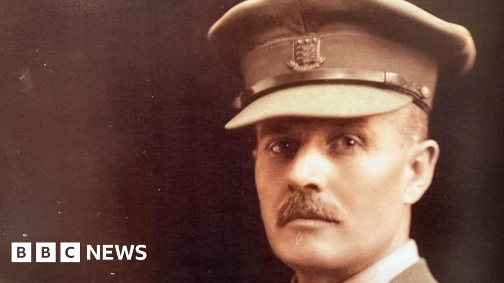 Thatcham blue plaque unveiled for officer killed in air raid BBC News