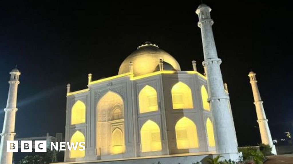 Madhya Pradesh: Man builds Taj Mahal replica home for wife - BBC News