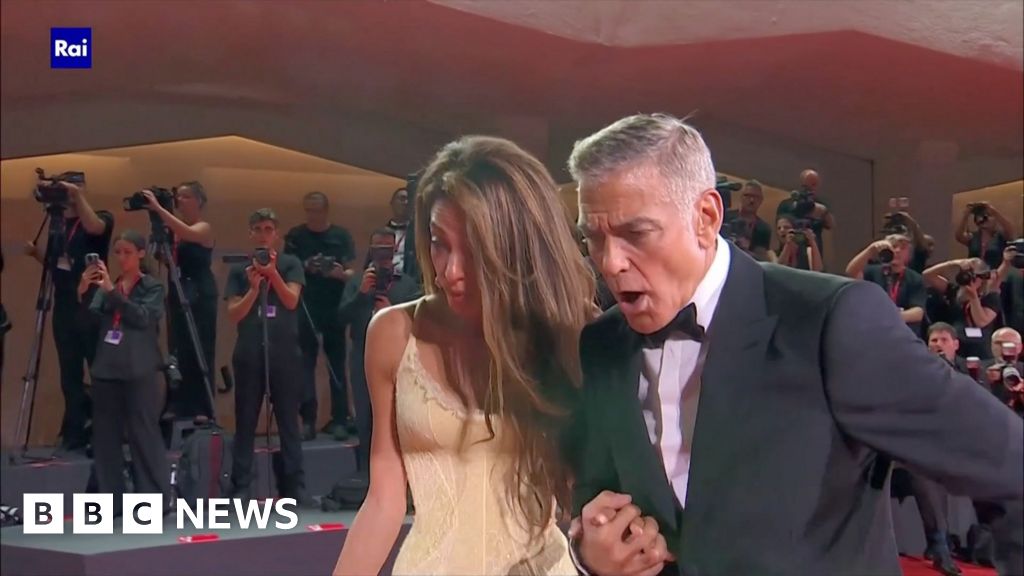 Clooney helps fallen photographer at Venice Film Festival