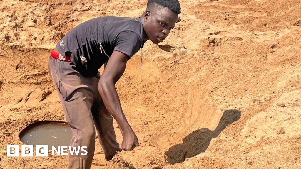 Digging riverbeds in Zimbabwe in desperate search for water