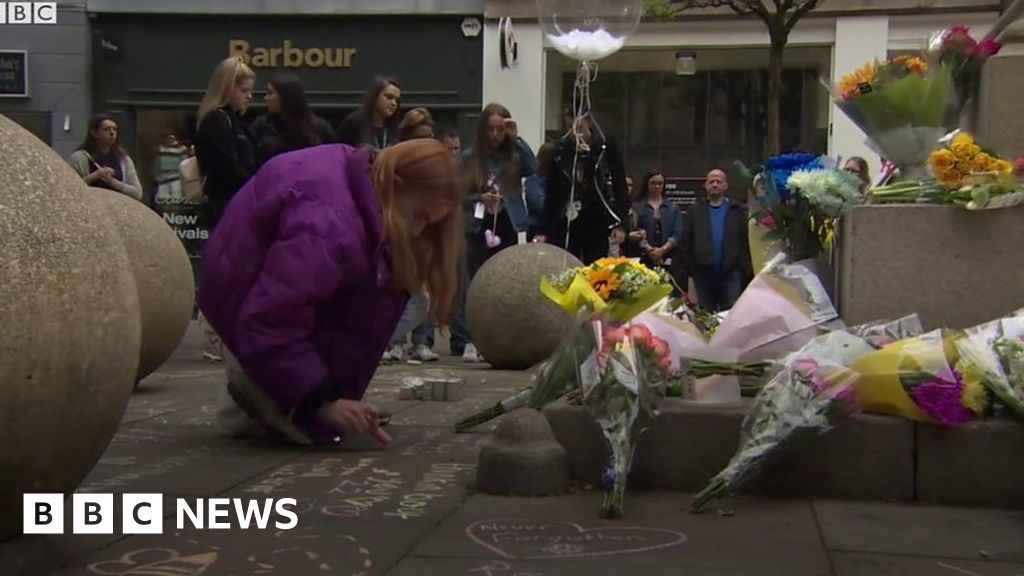 Manchester Arena Bombing Hearts And Chalk Messages Remember Victims    107066800 P07b0rhn 