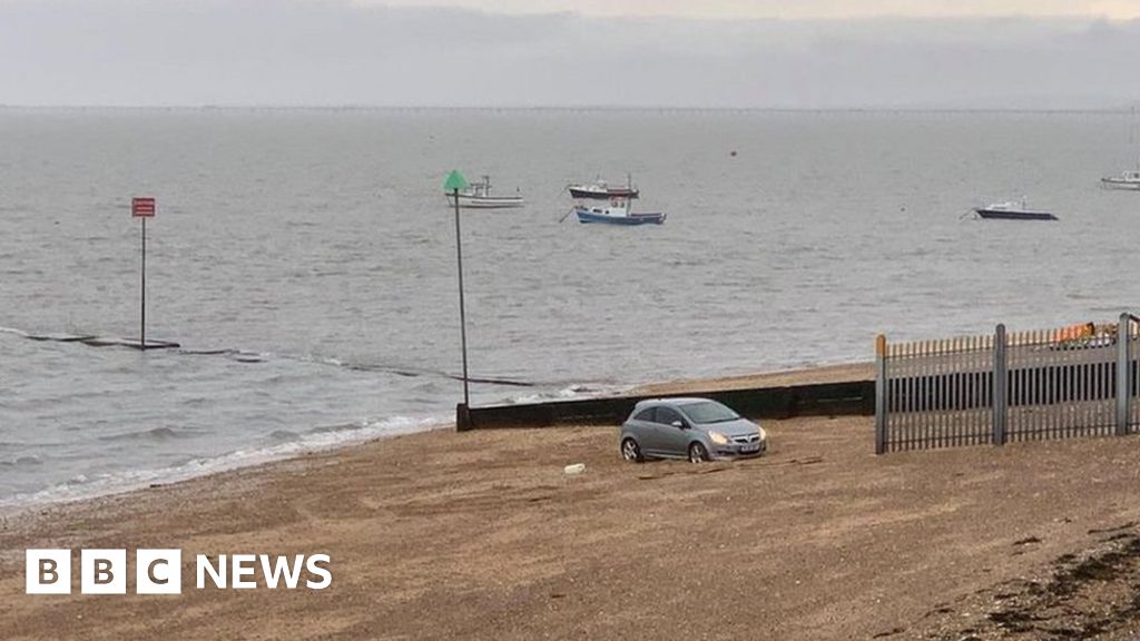 Shoeburyness stranded car rescued as high tide rolls in