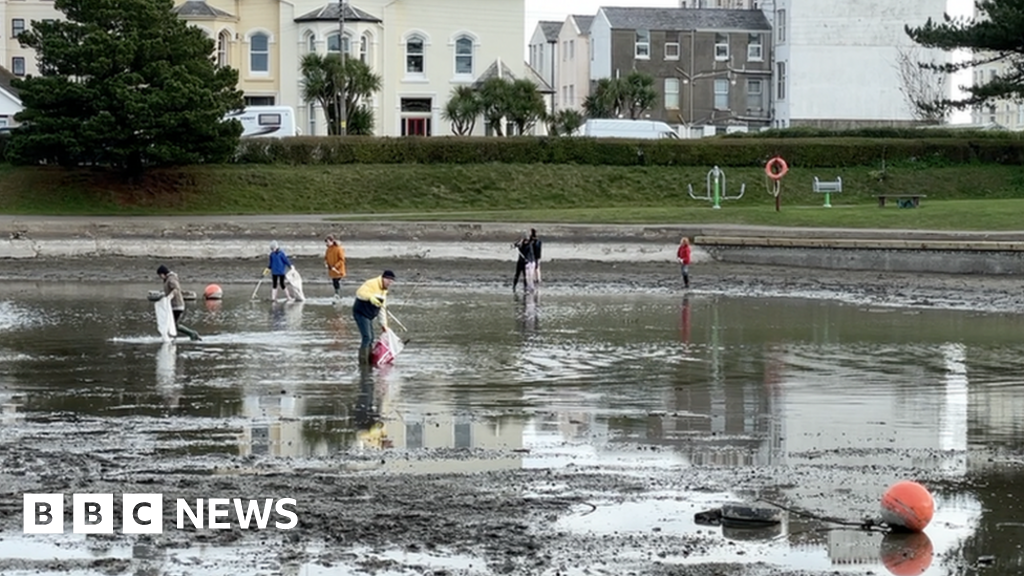 Litter pickers scour Ramsey's drained Mooragh Park lake