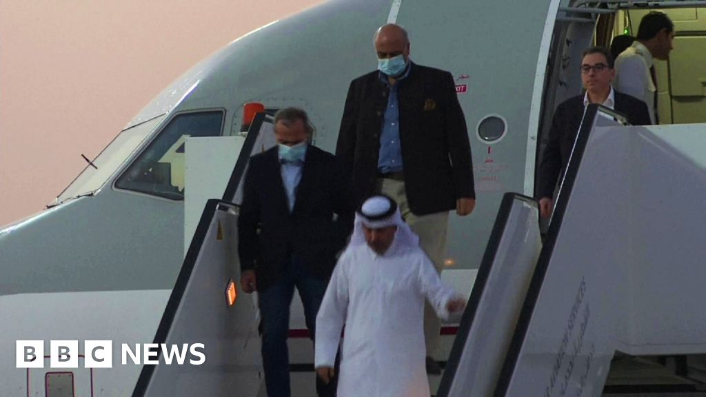 Moment US prisoners freed by Iran change planes in Qatar