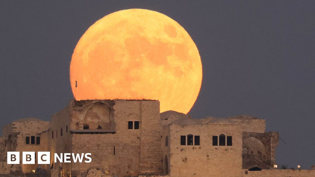 Blue supermoon World gazes at rare lunar phenomenon