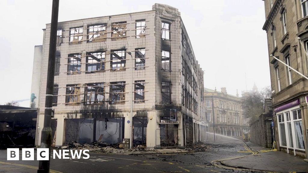 Fire crews battle fire at abandoned building in Dundee city centre