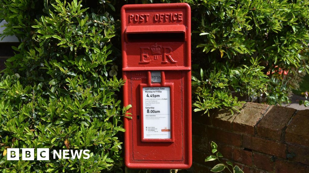 Dorking: Residents criticise ongoing delays to postal service 