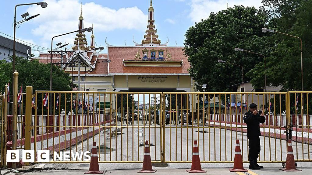 Thailand bans tourists from going to Cambodia