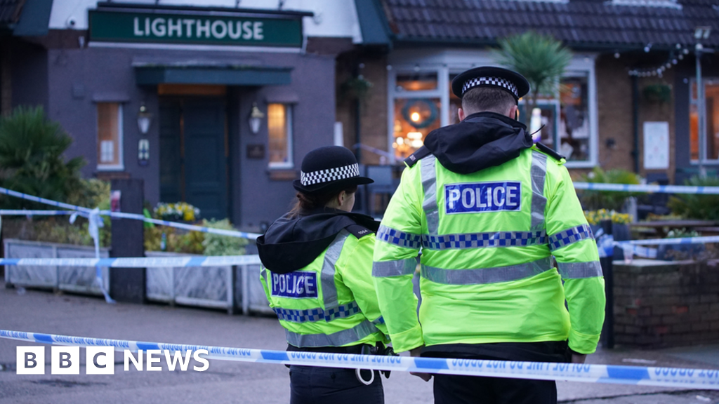 Wallasey Pub Shooting: Police Hunt Gunman After Woman Dies - BBC News