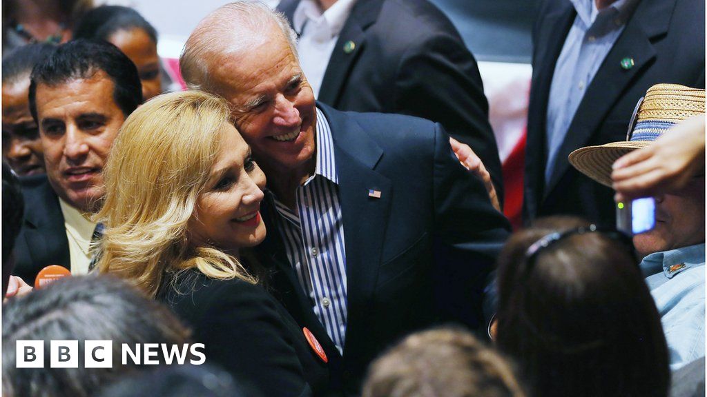 offer astronomi stressende Joe Biden, the touchy-feely politician - BBC News