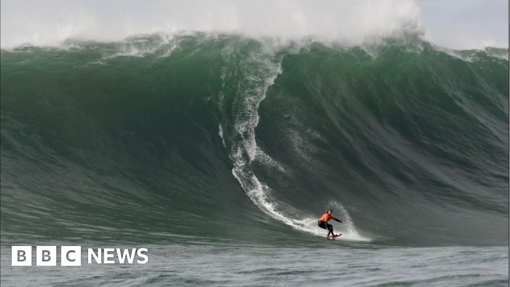 يواجه راكبو الأمواج أمواجًا عملاقة عندما تضرب العاصفة كاليفورنيا