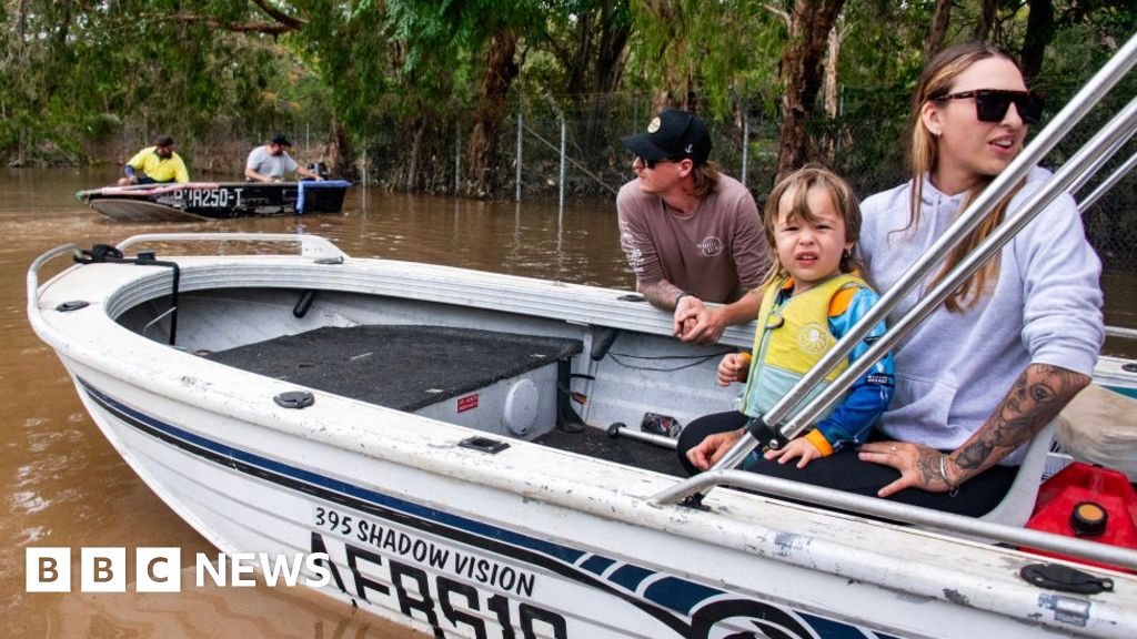 Майор наводненията в Северна Австралия започнаха да намаляват но много