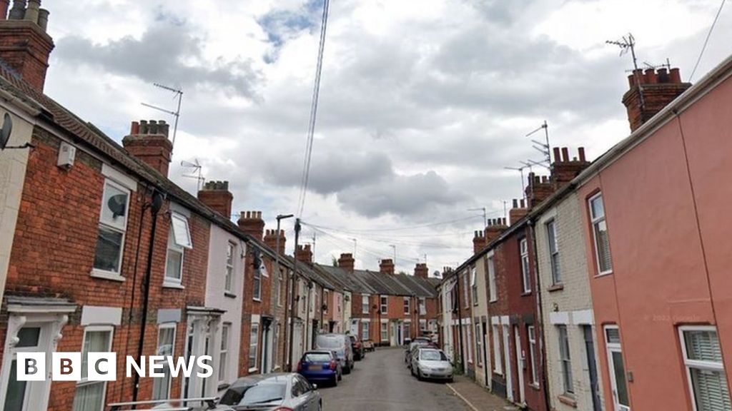 King's Lynn: Pair injured in New Year's Eve break-in - BBC News