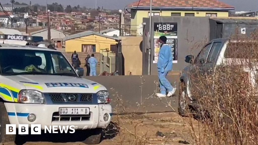 fifteen-shot-dead-in-south-africa-bar-bbc-news