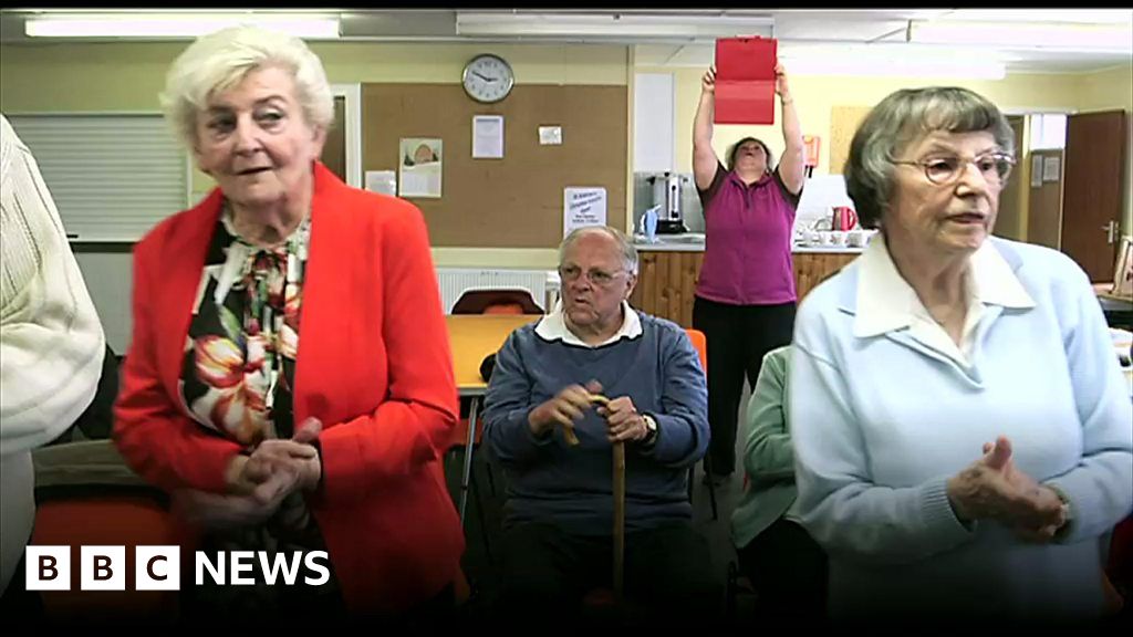 Dementia patients' singing therapy in Kent - BBC News