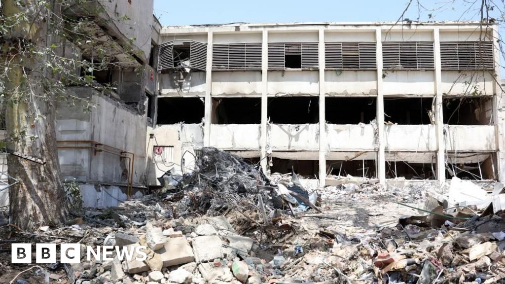 Evin prison: Iran's detainees in 'unbearable' conditions after Israeli strikes thumbnail