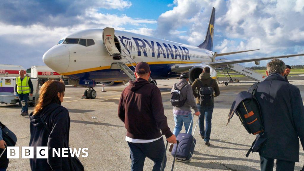 Ryanair mulls bigger bonus for spotting oversized bags