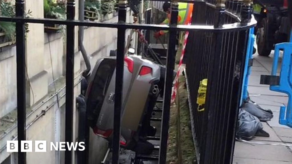 Bath: Car wedged against historic hotel lifted away – NewsEverything England