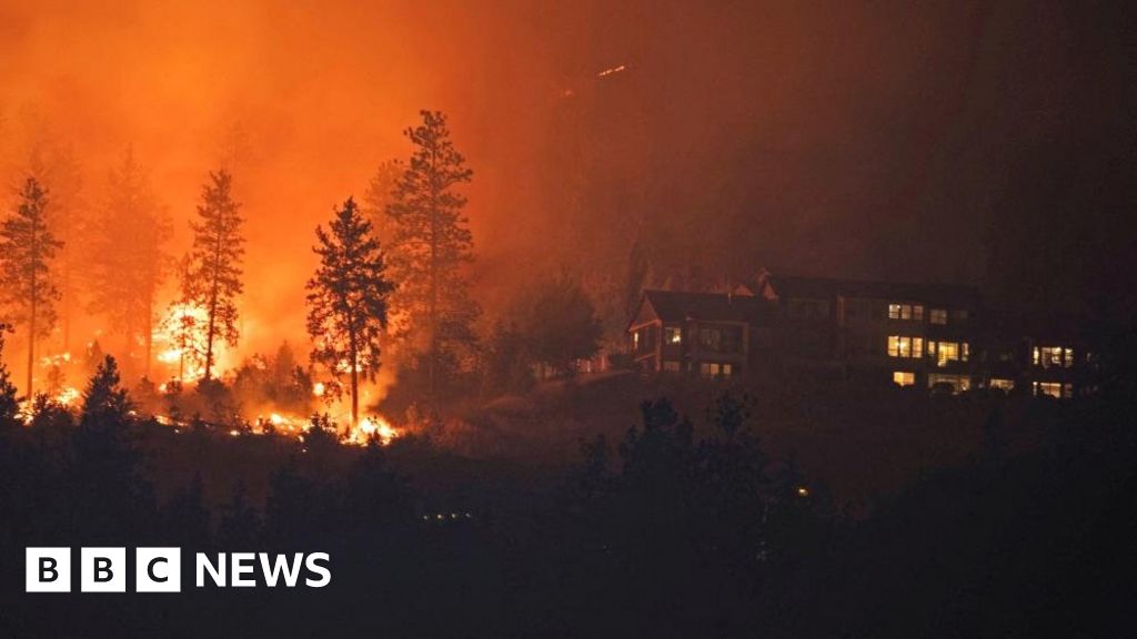 Горски пожари в Канада: На най-малко 30 000 домакинства е наредено да се евакуират с наближаването на пожарите