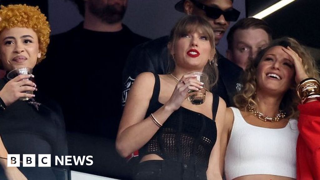 Taylor Swift cheers on boyfriend Kelce in NFL conflict – BBC Information