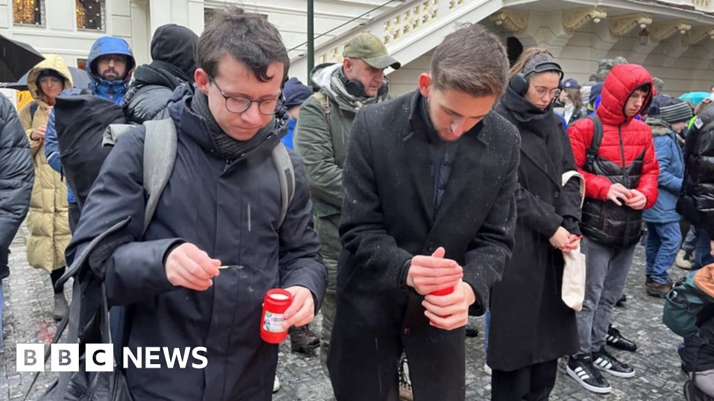 Слисани студенти от Прага скърбят и никой не споменава убиеца