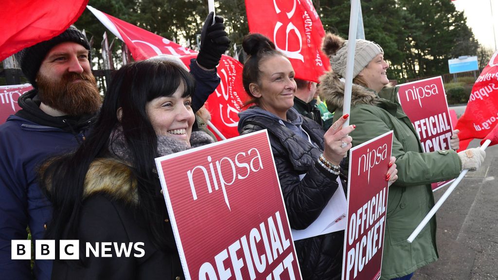 Ni Strikes Nurses And Paramedics Take To Picket Lines Bbc News