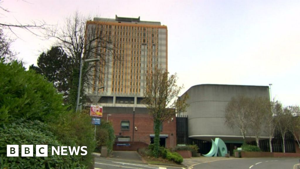 Ram-raid thieves try to steal Belfast City Hospital ATM - BBC News