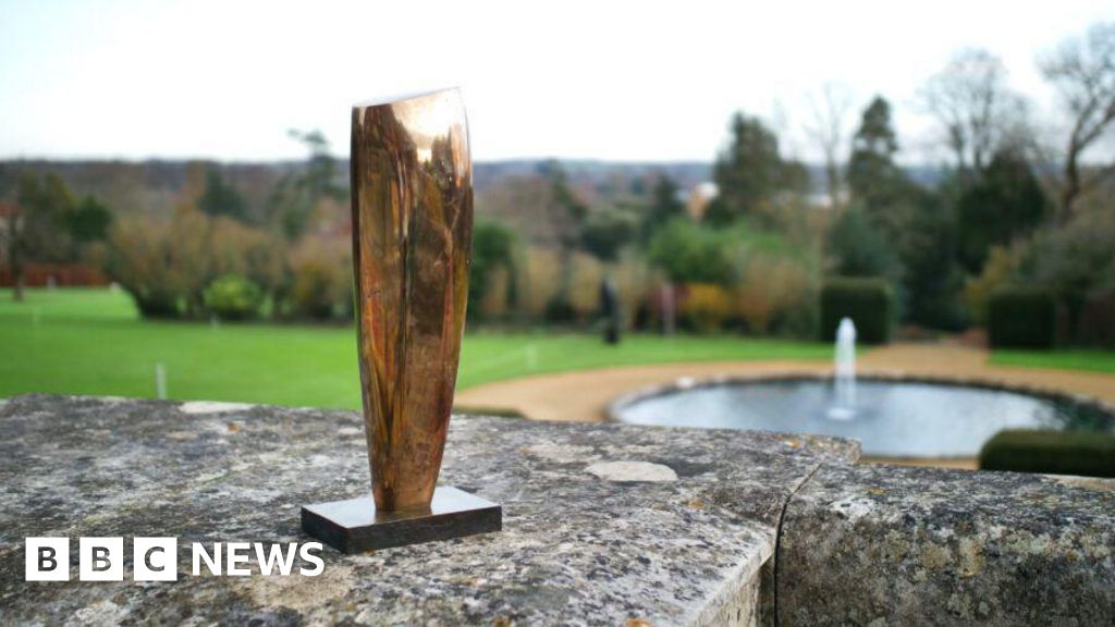 Patung Barbara Hepworth ditemukan di kantor sekolah di Blandford