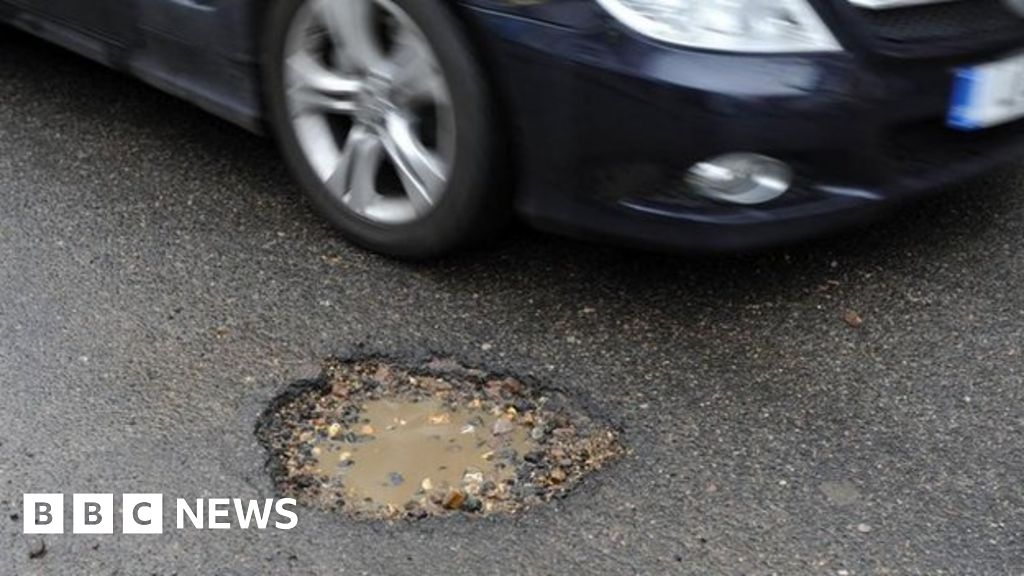 B4526 worst Oxfordshire road for potholes compensation - BBC News