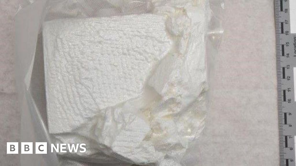 Arrest after £300k worth of cocaine found in car(02)